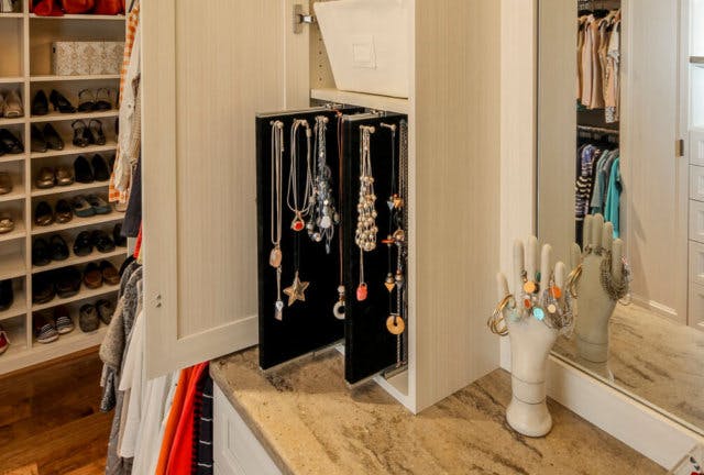 Pull-out jewelry hanging makes great use of small spaces