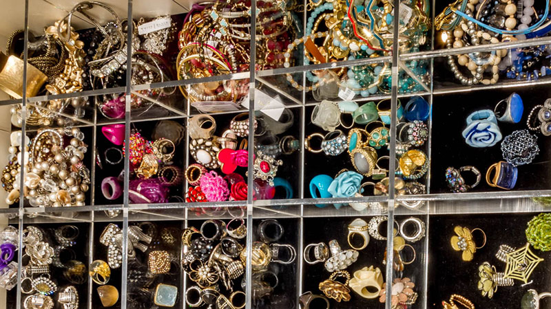 Display Trendy Accessories In Your Closet Like They’re Worth Something!