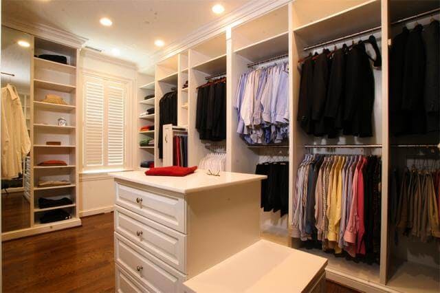 Shaker style closets are about minimalism and simplicity.