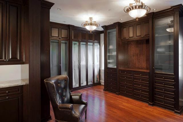 Shaker style closets are about minimalism and simplicity.