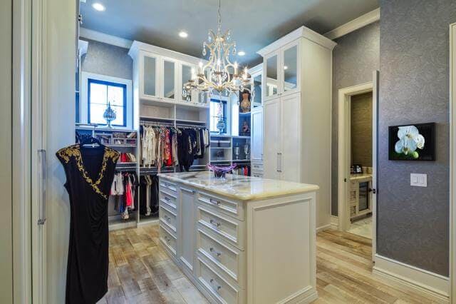 Shaker style closets are about minimalism and simplicity.