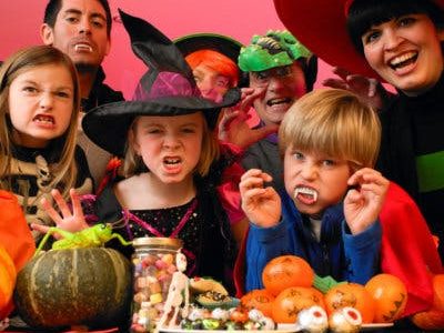 How to Organize Halloween Decorations & Family Costumes