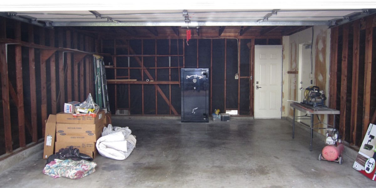 Empty garage ready to be worked on 