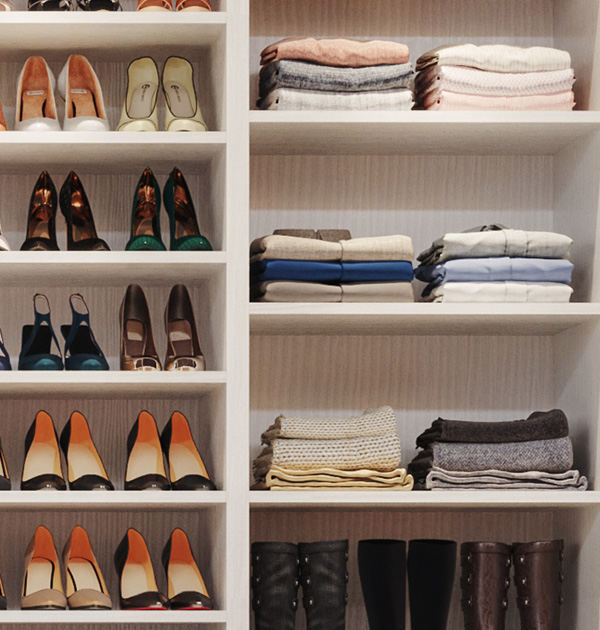 Display shoe shelving with woodgrain melamine system