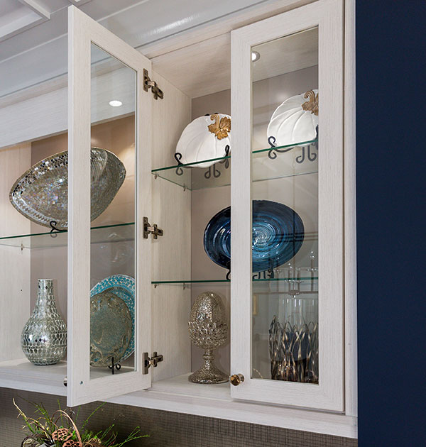 Wall unit Glass shelves covered by doors with glass inserts